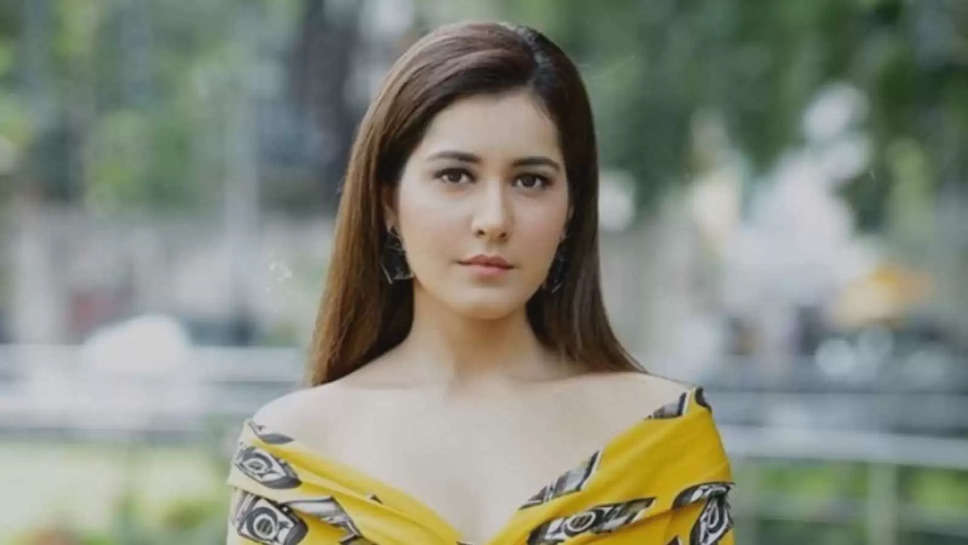 Raashi Khanna Age, Family, Movies, Net Worth, Biography 