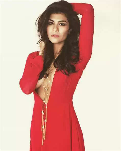 Top 10 Most Beautiful Female Journalists of India in 2022