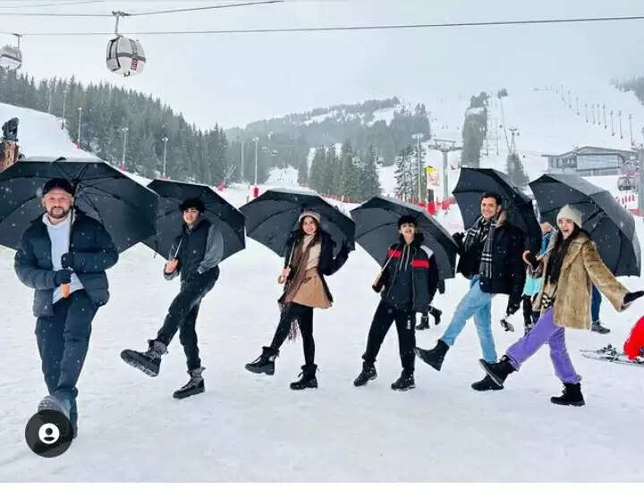 Hrithik Roshan Strikes ‘Hum Sath Sath Hai ‘ Pose With Saba Azad And His Sons At Their Snowy Vacay