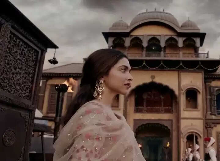 Top 5 Bollywood Movies Featuring Royal Families Including Kings, Queens, Prince