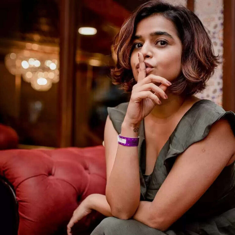 Suhani Shah Net Worth, Monthly Income, Boyfriend, Biopgraphy In 2023