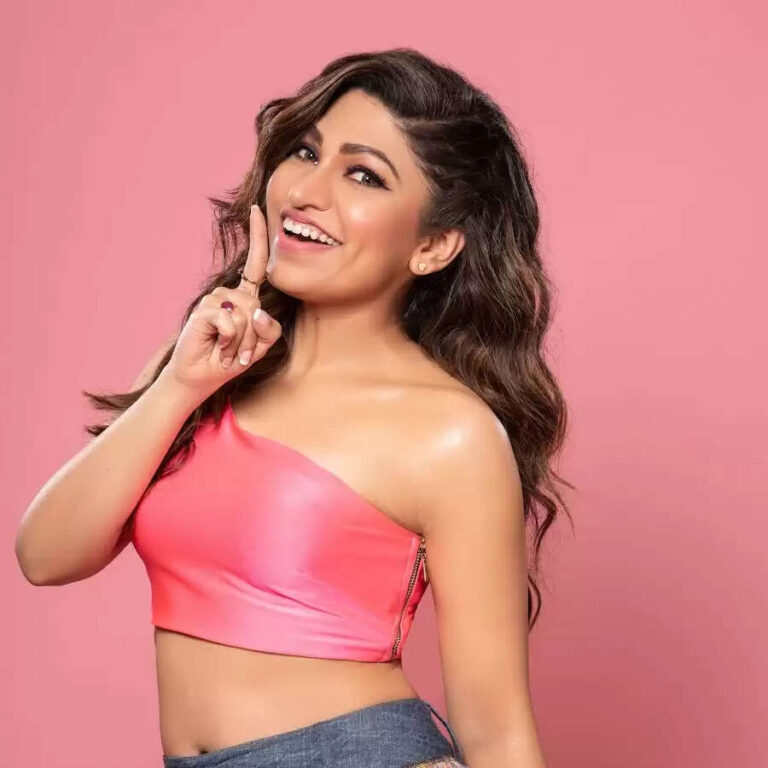 Tulsi Kumar Net Worth, Husband, Brother, Biography, Income In 2023