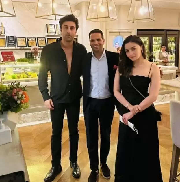 Alia Bhatt , Ranbir Kapoor Twin In Black On Dinner Date In Dubai