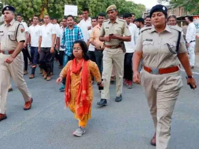 India's Shortest IAS Officer - Arti Dogra, Rank, Husband, Age, Biography