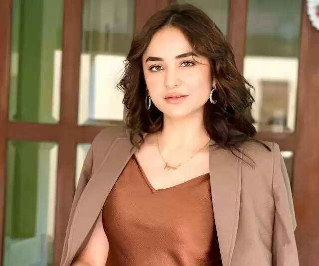 Yumna Zaidi: Age, Height, Education, Net Worth & Lifestyle