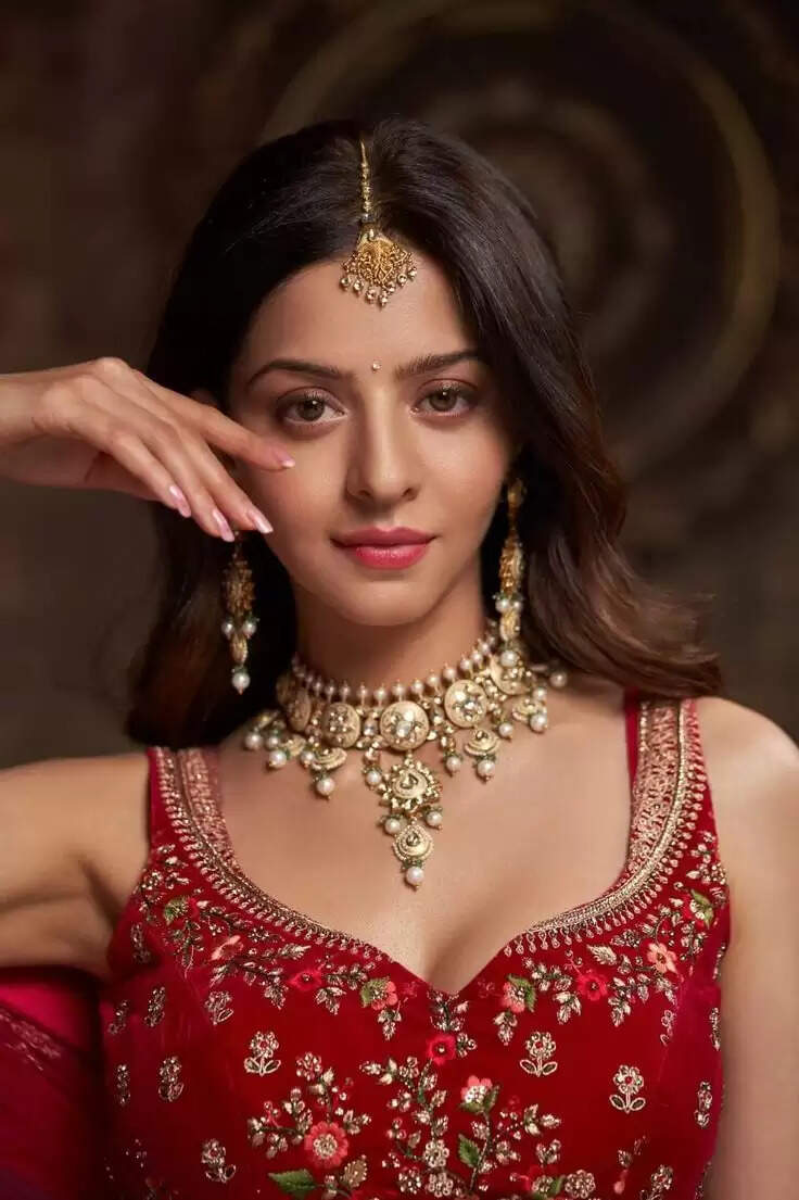 Vedhika's Age, Biography, Height, Weight, Movies, Husband