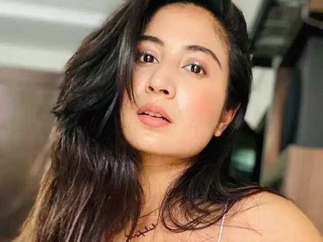 Shreya Kalra Biography, Age, Boyfriends, Net Worth, Career