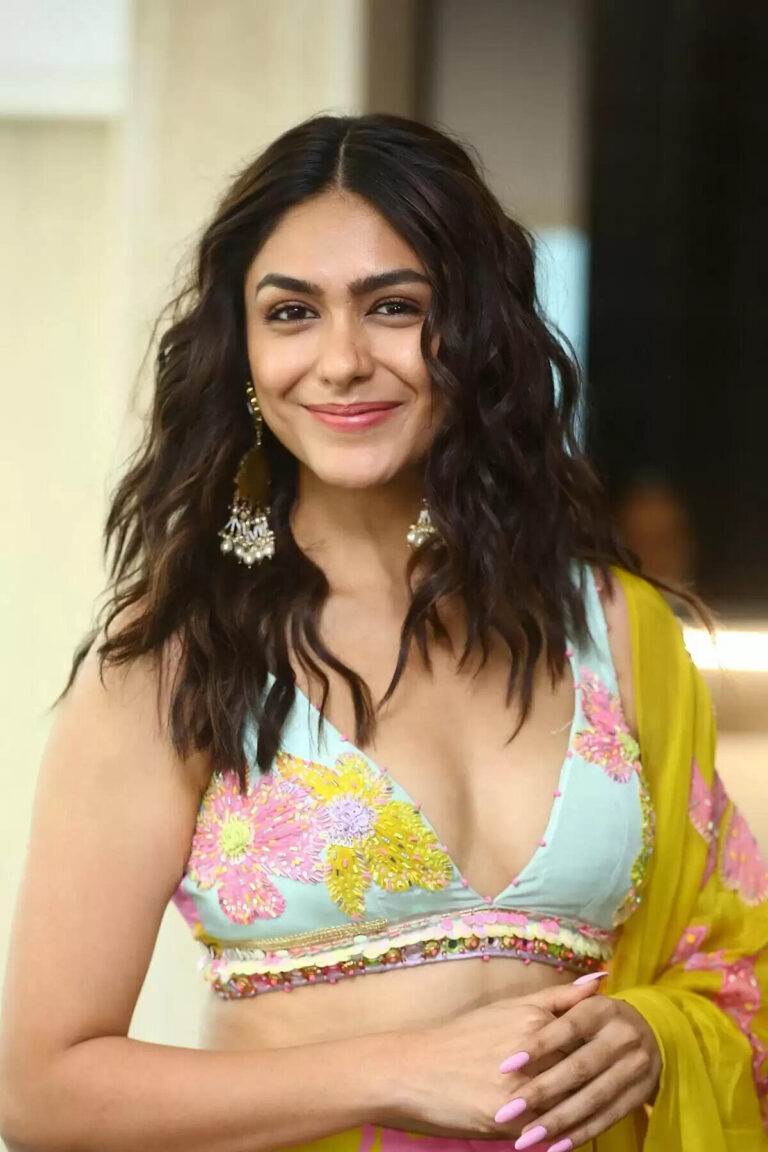 Mrunal Thakur, Age, Height, Weight, Size, Birthday, Husband, Family, Biography In 2025