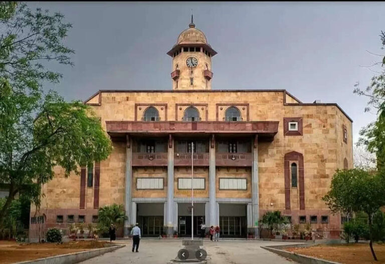 Top 10 Universities in Gujarat: A Guide to Higher Education In hindi 2025
