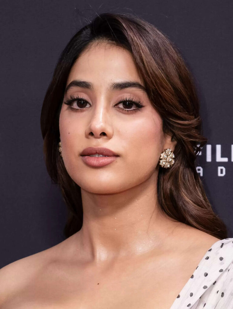Janhvi Kapoor Biography, Height, Weight, Age, Affair, Family, Net Worth In 2025