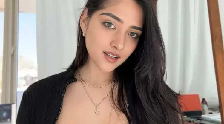‎Aanya Advani Biography: Wiki, Age, Boyfriend, Family, Photos, Videos In 2025