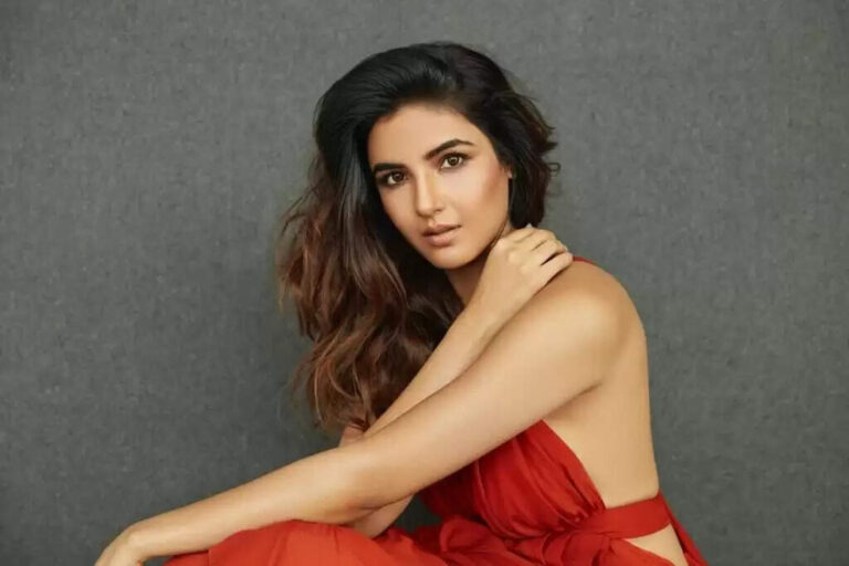 Actress Jasmin Bhasin Age, Height, Boyfriend, Family, Biography In 2025